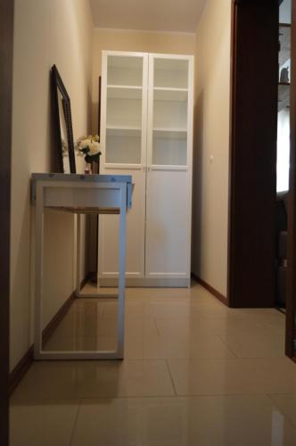 a desk with a chair next to a door at Apartament przy Koniu Trojańskim in Luboń