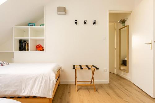 une chambre avec un lit et une table dans l'établissement West Green - Maison entre Dunes et Lac, à Le Touquet-Paris-Plage