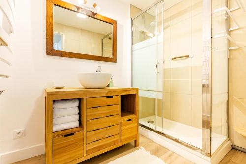 une salle de bain avec un lavabo et une douche dans l'établissement West Green - Maison entre Dunes et Lac, à Le Touquet-Paris-Plage