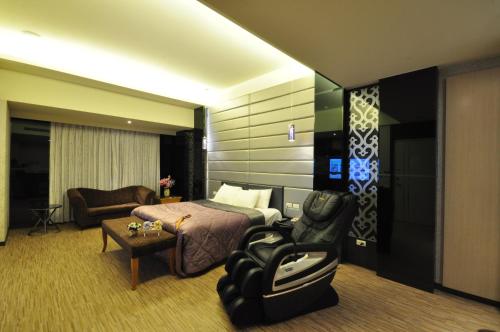 a hotel room with a bed and a couch at 采岩汽車旅館 in Taichung