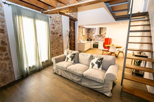 - un salon avec un canapé blanc et un escalier dans l'établissement Casa Portelles, à Dénia