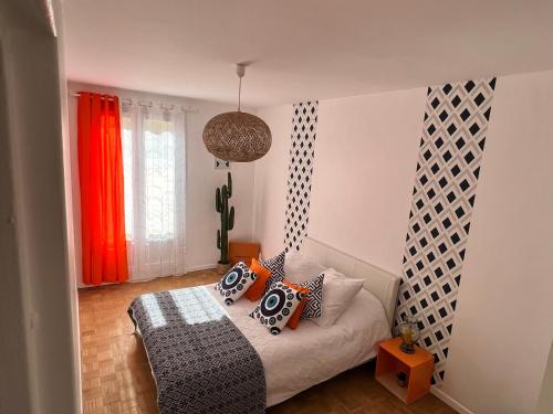 une chambre avec un lit avec des oreillers dessus dans l'établissement Magnifique appartement proche plage Marseille 7, à Marseille