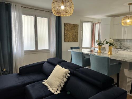 een woonkamer met een bank en een tafel bij Magnifique appartement proche plage Marseille 7 in Marseille
