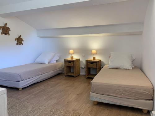 Ένα ή περισσότερα κρεβάτια σε δωμάτιο στο Les Pins de Santa Giulia