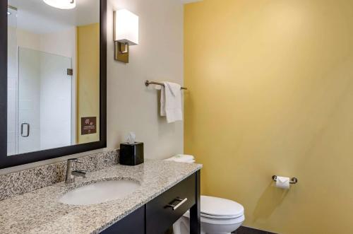 A bathroom at Sleep Inn & Suites Great Falls Airport