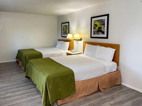 Säng eller sängar i ett rum på Rodeway Inn & Suites Omak - Okanogan
