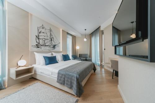 Un pat sau paturi într-o cameră la Katamare Hotel