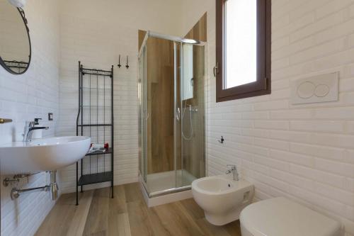 a bathroom with a sink and a shower and a toilet at Villa La Paiara by Perle di Puglia in Borgagne