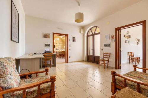 un grand salon avec des chaises et une table dans l'établissement Villa La Paiara by BarbarHouse, à Borgagne