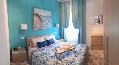 ラパッロにあるLa Casettaの青い壁のベッドルーム1室、ベッド1台(テーブル付)