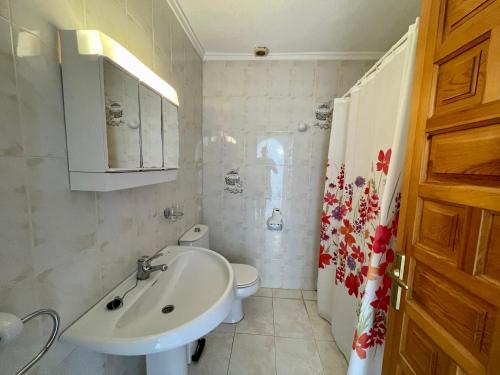 ベニタチェルにあるBungalow Mar W1B02の白いバスルーム(洗面台、トイレ付)