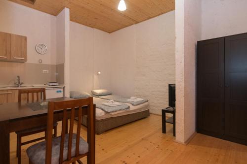 Un pat sau paturi într-o cameră la Apartmani LUKA Perućac