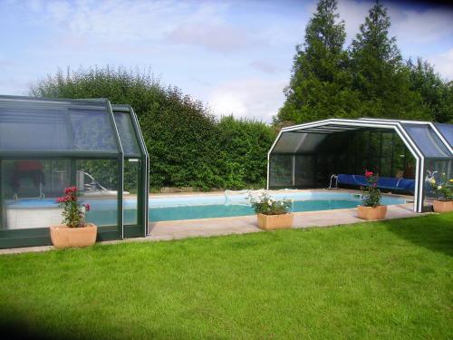 The swimming pool at or close to A L'Ombre du Mont St Michel