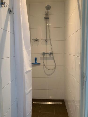 a shower with a shower curtain in a bathroom at Kleinschalig Hostel in Deventer, centrum stad, aan de IJssel, in Deventer
