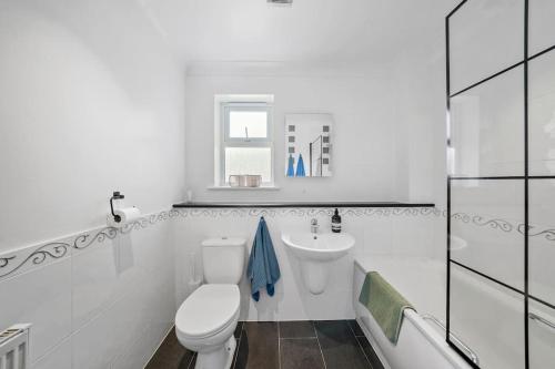 Koupelna v ubytování Spacious Coastal Escape I Parking I Margate