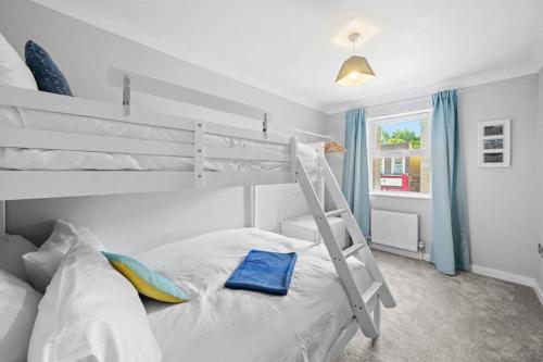 Postel nebo postele na pokoji v ubytování Spacious Coastal Escape I Parking I Margate