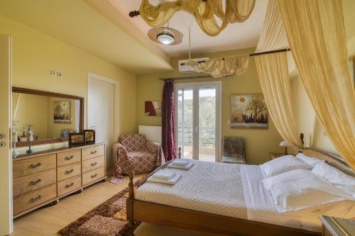 - une chambre avec un lit, une chaise et un miroir dans l'établissement The House Olympia, à Olympie