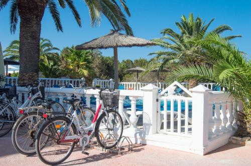 
bikes parked next to each other on a beach at Lago Playa in Es Pujols
