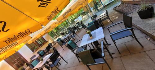 an overhead view of a restaurant with tables and chairs at Hubertus in Perleberg