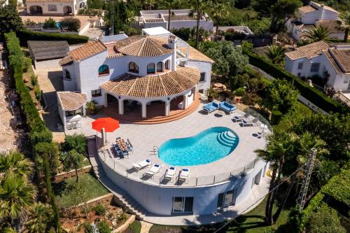 una vista aérea de una villa con piscina en Casa Sabene, en Balcón del Mar