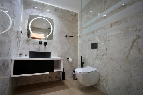 Ένα μπάνιο στο Saranda Luxury Apartments
