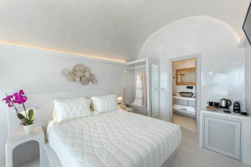 Ein Bett oder Betten in einem Zimmer der Unterkunft Kaleidoscope Imerovigli Suites
