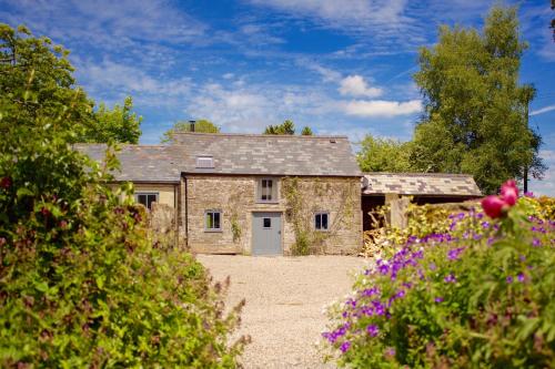 ヘイ・オン・ワイにあるDrovers Rest Farm Stayの白い扉のある古い石造りの建物