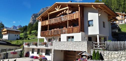 Φωτογραφία από το άλμπουμ του Chalet Apartments Ambria σε La Villa