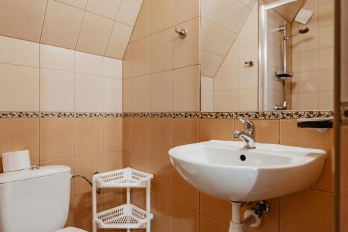 łazienka z umywalką i toaletą w obiekcie Willa Ostoja w Murzasichlu