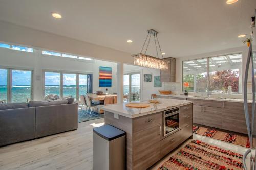 una cucina e un soggiorno con un divano e un tavolo di Bond House home ad Anahola