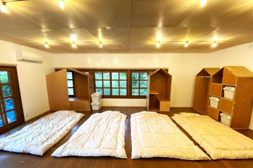 dwa duże łóżka w środku pokoju w obiekcie so-an morie w mieście Higashiizu