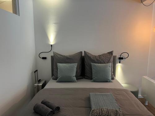 - une chambre avec un lit et deux oreillers dans l'établissement Apartmenthaus Stade Schwingewiesen Apartment 3, à Stade