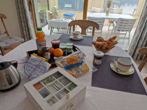 - une table avec de la nourriture, des boissons et du pain dans l'établissement Liorzh an ty, à Kerfany-les-Pins