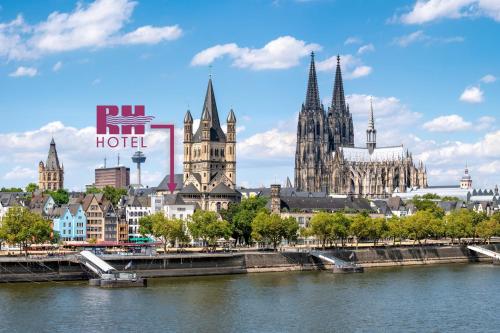 Blick auf eine Stadt mit Fluss und Gebäuden in der Unterkunft Rhein Hotel St. Martin in Köln