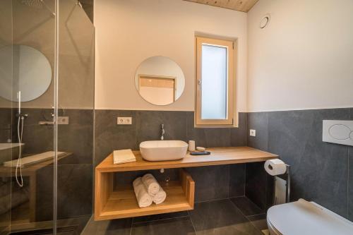 y baño con lavabo y espejo. en Naturapartments Alpreid Feine, en San Pancrazio