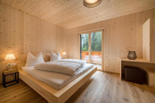 1 dormitorio con 1 cama grande y chimenea en Naturapartments Alpreid Feine, en San Pancrazio