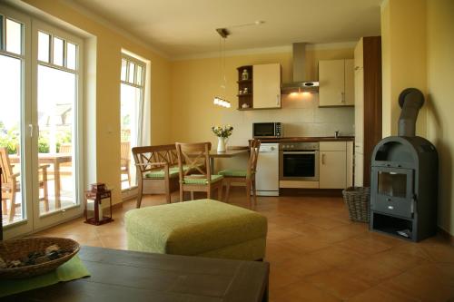 een keuken en een woonkamer met een fornuis. bij Apartment Strandkate Wohnung Strandhafer in Börgerende-Rethwisch