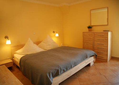 1 dormitorio con 1 cama grande y vestidor en Apartment Strandkate Wohnung Strandhafer en Börgerende-Rethwisch