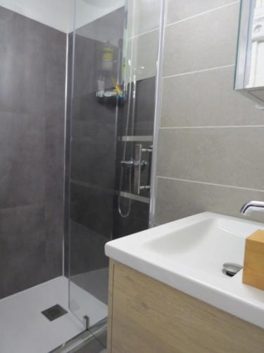 Photo de la galerie de l'établissement Appartement T2 pour 4 personnes avec piscine et court de tennis 4SANT53, à Saint Pierre La Mer