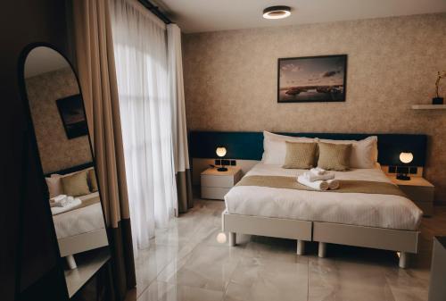 una camera con un letto e due tavoli con lampade di Dock 1 Boutique Hotel a Cospicua