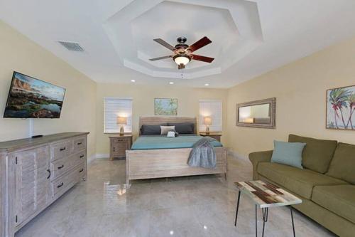 1 dormitorio con 1 cama y ventilador de techo en Home With Pool By Pmi Unit 263 en Fort Lauderdale
