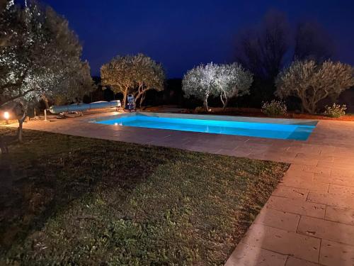 une piscine dans une cour la nuit dans l'établissement Dathona - Charmante maison avec piscine est jardin, à Aups