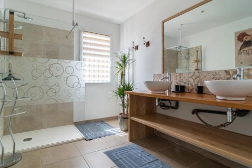 a bathroom with two sinks and a shower at Dathona - Charmante maison avec piscine est jardin in Aups