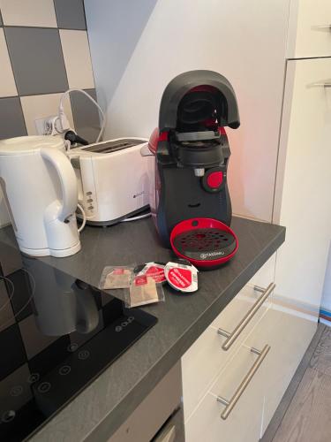 a mixer sitting on a counter in a kitchen at Appartement entier Moissac centre 30 m2 calme avec cour intérieure pour vélos à 50m du marché de Moissac in Moissac
