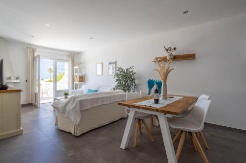 ein Wohnzimmer mit einem Tisch und einem Sofa in der Unterkunft Wonderful house just above the Sea in Nerja