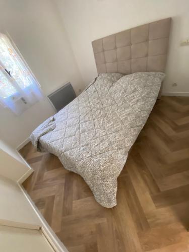 - une chambre avec un lit et une couverture à l'étage dans l'établissement La Muscadiere, à Fréjus