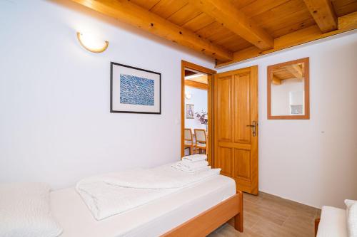 杜布羅夫尼克的住宿－Apartment Ribambit，一间卧室设有一张床和木制天花板
