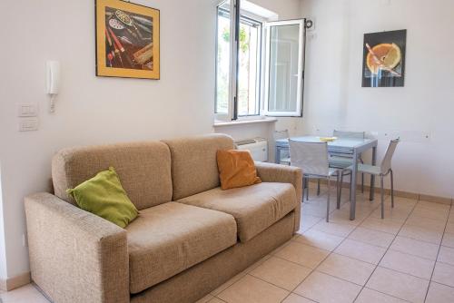 Posezení v ubytování N011 - Numana, nuovo bilocale con giardino