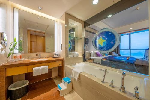 Ванная комната в Crowne Plaza Yichang, an IHG Hotel
