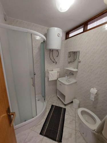 Et badeværelse på Apartments Markulincic